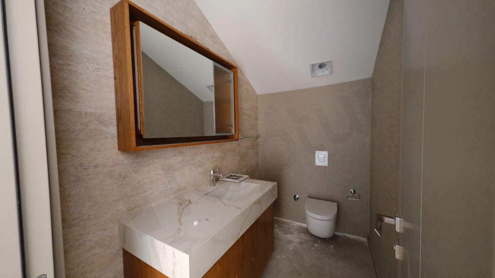 Aydınlık ve modern tasarımlı banyo.