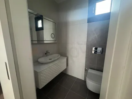 Modern ve şık bir banyo iç mekan görünümü.
