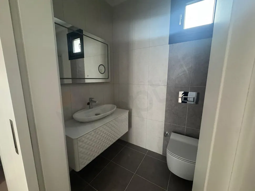 Modern ve şık bir banyo iç mekan görünümü.