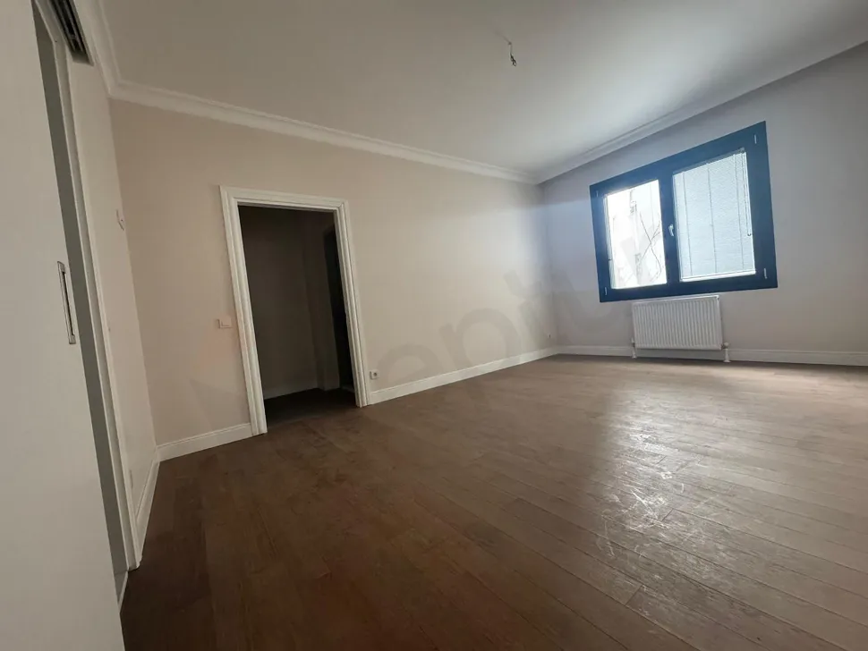 Kadıköy'deki satılık dairenin modern mimariye sahip geniş ve aydınlık yatak odası.