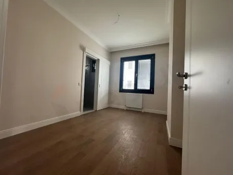 Modern ve geniş bir dairenin yatak odası iç mekanı.