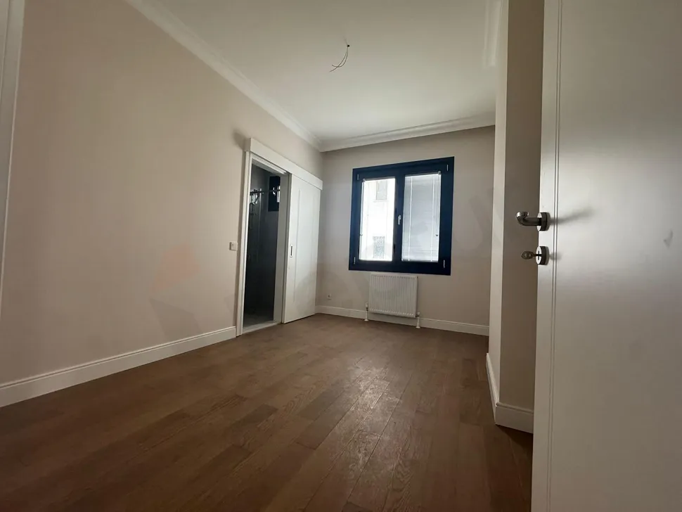 Modern ve geniş bir dairenin yatak odası iç mekanı.