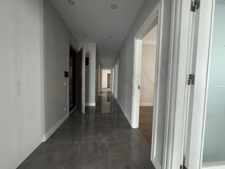Modern tasarımlı, geniş ve aydınlık bir daire koridoru.