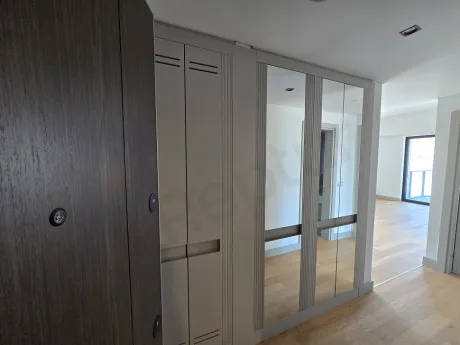 Şişli'de lüks bir rezidans dairesinin modern giriş kapısı ve antre alanı.