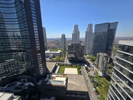 Şişli'deki lüks rezidanstan panoramik İstanbul şehir manzarası ve gökyüzü görünümü.