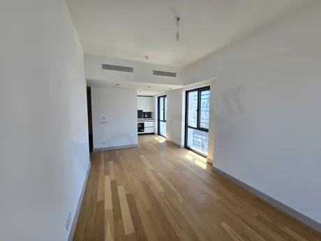 Şişli'deki lüks rezidans dairesinin geniş ve aydınlık yemek odası alanı.