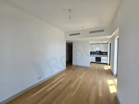 Şişli'deki modern bir rezidans dairenin geniş, aydınlık ve şehir manzaralı oturma odası alanı.