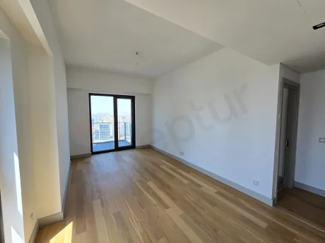 Geniş ve aydınlık bir rezidans dairesinin modern oturma odası alanı.