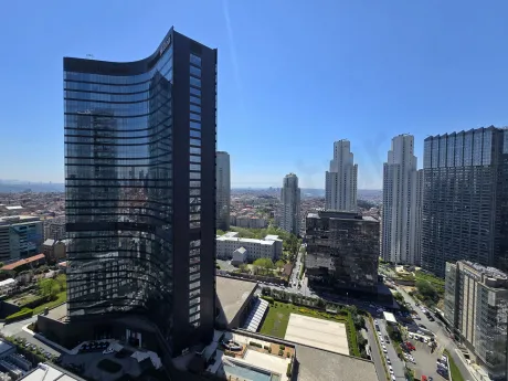 İstanbul Şişli'deki lüks bir rezidanstan görünen geniş açılı panoramik şehir manzarası.