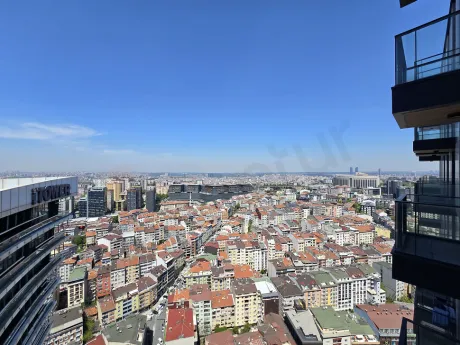 Şişli'deki modern rezidans dairesinin geniş ve şehir manzaralı balkonu.