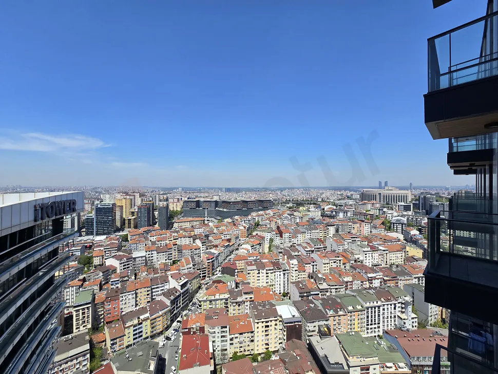 Şişli'deki modern rezidans dairesinin geniş ve şehir manzaralı balkonu.