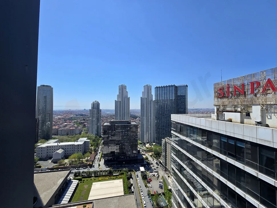 Şişli'deki modern bir rezidans dairesine ait geniş ve ferah balkon görünümü.