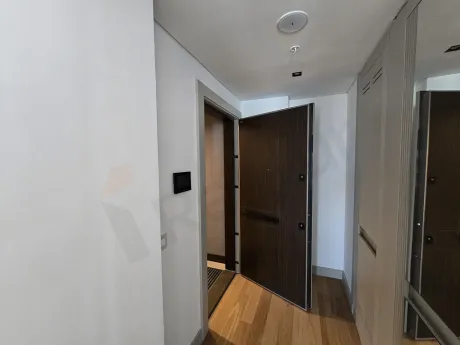 Şişli'de lüks bir rezidans dairesinin modern ve şık tasarımlı giriş kapısı ve antre alanı.