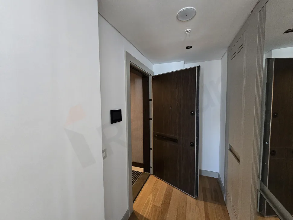 Şişli'de lüks bir rezidans dairesinin modern ve şık tasarımlı giriş kapısı ve antre alanı.