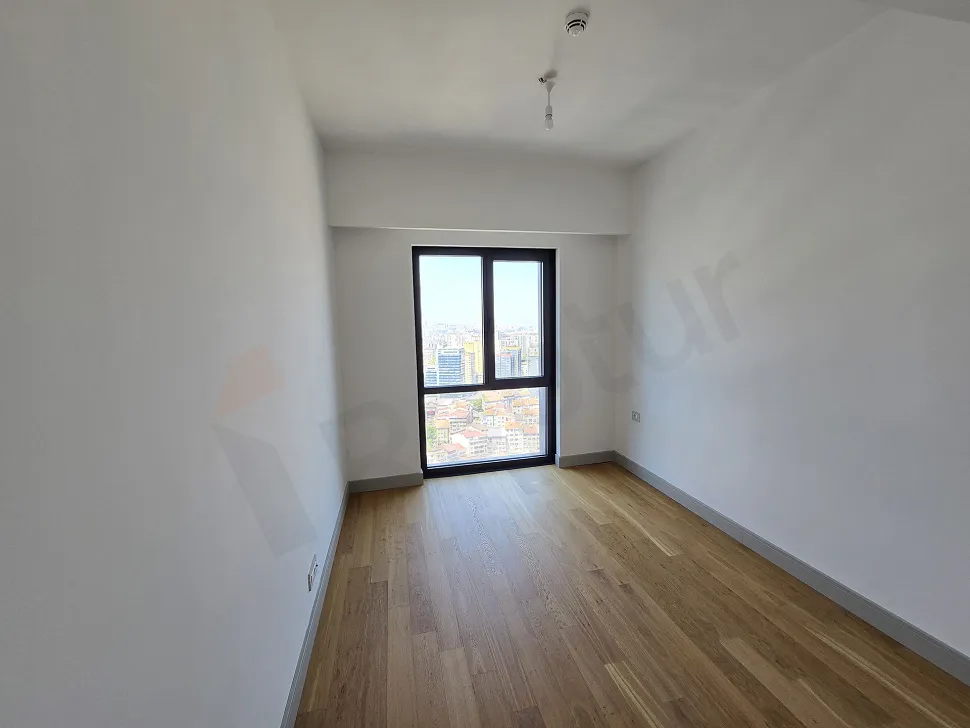 Modern mimariye sahip, geniş pencereli, ferah ve aydınlık bir yatak odası görseli.