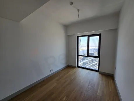 Modern ve geniş bir yatak odasının iç mekan görünümü.