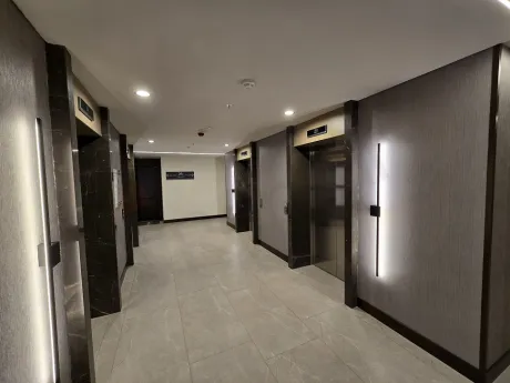 Modern tasarımlı, aydınlık ve geniş bir daire koridoru.