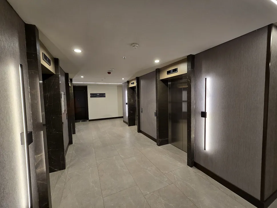 Modern tasarımlı, aydınlık ve geniş bir daire koridoru.