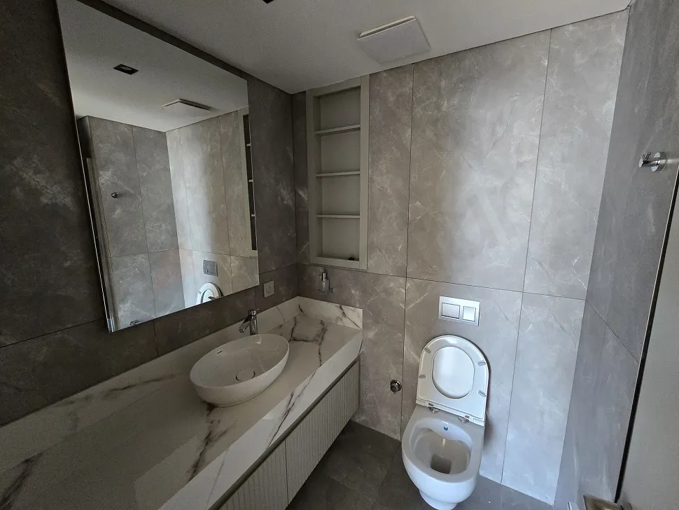 Şişli'de modern tasarımlı, şık ve ferah bir banyo iç mekanı görseli.