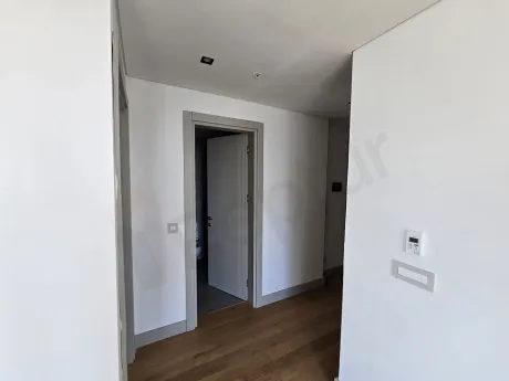 Modern tasarımlı bir rezidans dairenin iç kısmında yer alan şık merdiven görünümü.