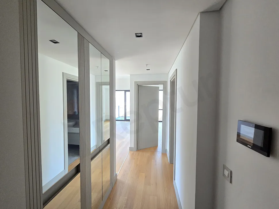 Modern ve şık bir rezidans dairesinin giriş kapısı ve antre alanı.