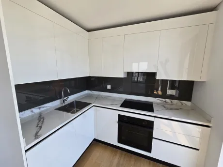 Modern tasarımlı, geniş ve aydınlık bir açık plan mutfak alanı.