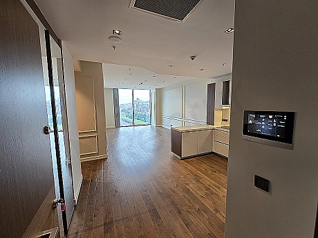 Modern daire giriş holü, ahşap kapı, aydınlatma ve şık tasarım detayları