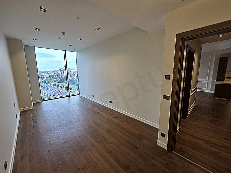 Modern tasarımlı, aydınlık ve ferah yatak odası.