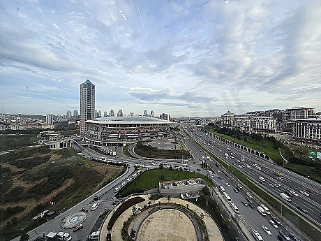 İstanbul Sarıyer'de şehir manzaralı modern daire balkonu ve panoramik şehir silüeti.