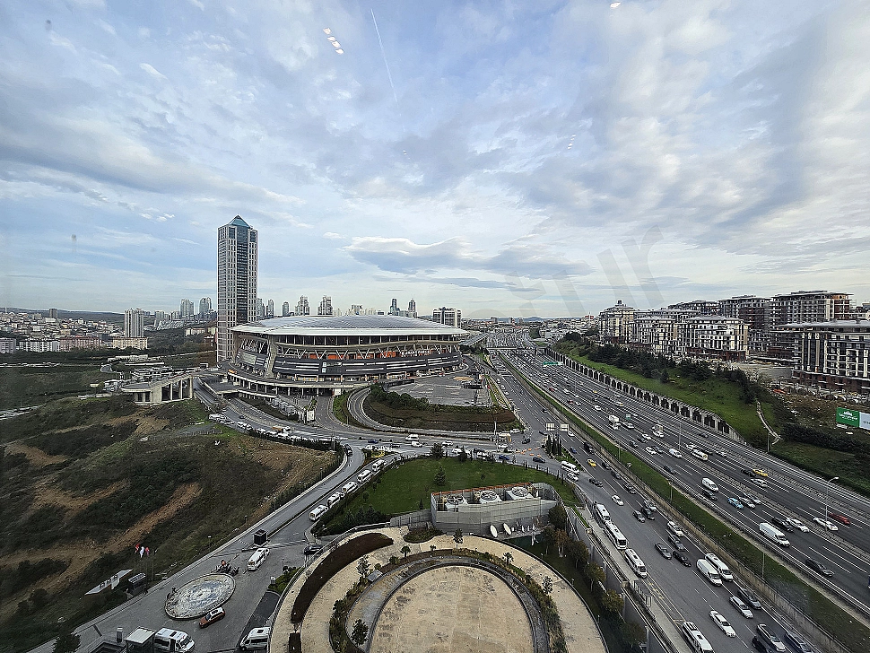 İstanbul Sarıyer'de şehir manzaralı modern daire balkonu ve panoramik şehir silüeti.