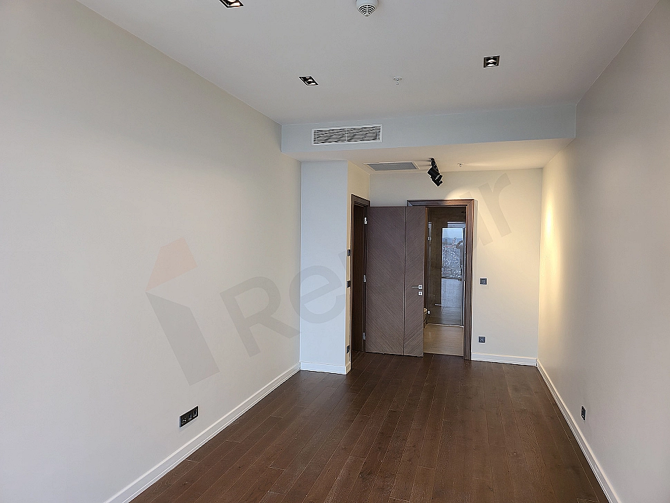 Modern tasarımlı, geniş pencereli ve ahşap detaylı şık yatak odası