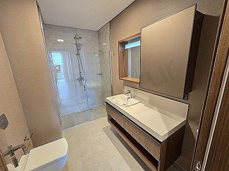 Modern tasarımlı, aydınlık ve ferah banyo