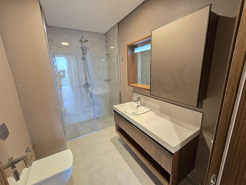 Modern tasarımlı, aydınlık ve ferah banyo