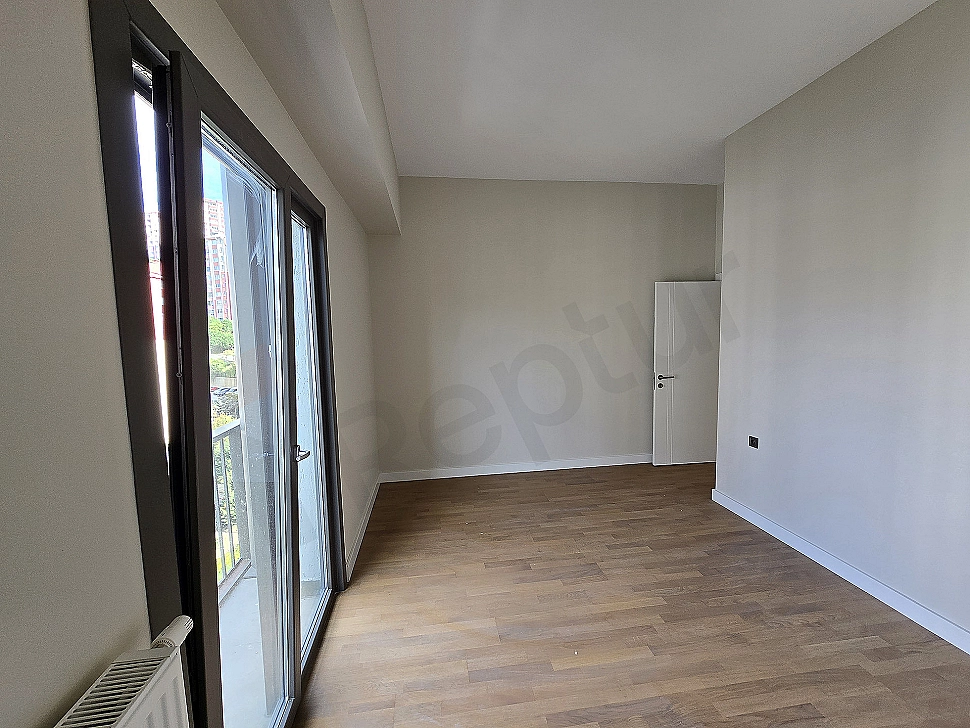 Modern yatak odası iç mekanı. Çift kişilik yatak, komodin, abajur ve şehir manzaralı pencere.