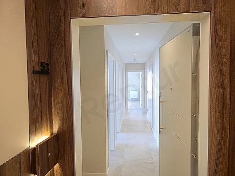 Modern daire giriş kapısı ve portmanto detayı.