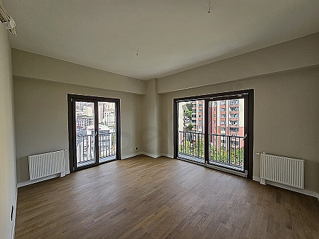 Modern tasarımlı, eşyasız 2+1 daire oturma odası.