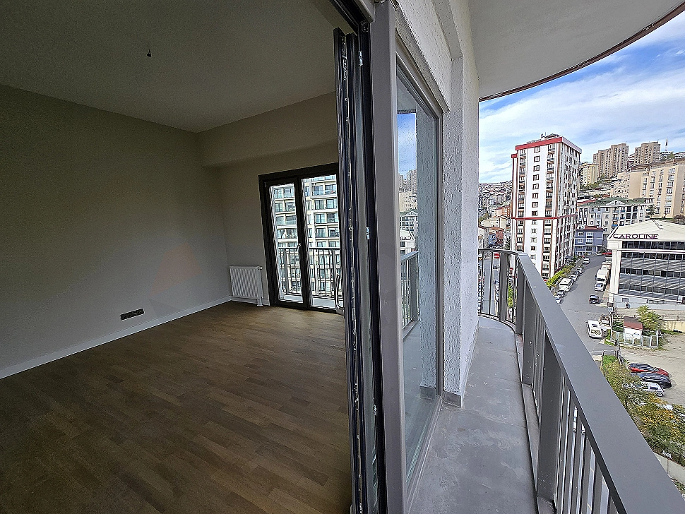 Geniş balkonlu daire fotoğrafı. Ferah ve aydınlık balkon.