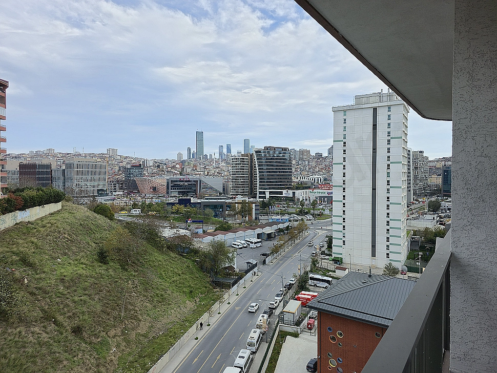 İstanbul Kağıthane'de şehir manzaralı yeni dairenin genel görünümü.