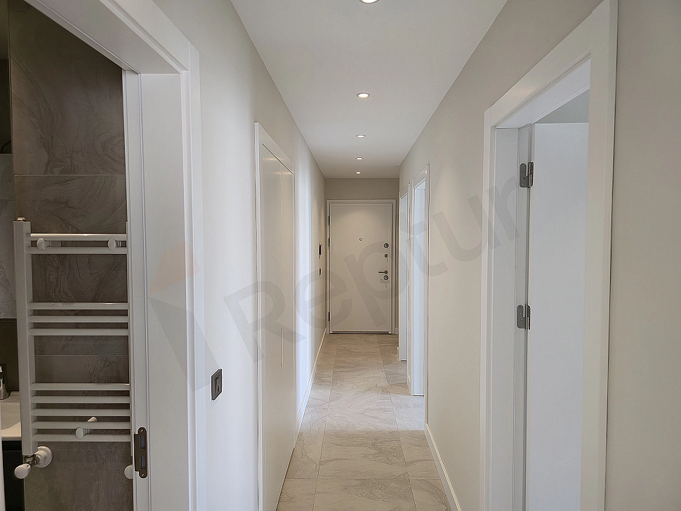 Modern daire koridoru. Aydınlık, ferah ve yeni.