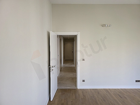 Modern oturma odası iç mekanı, geniş pencereler ve şehir manzarası