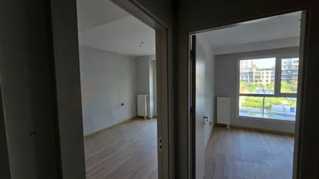 Modern ve ferah bir yatak odasının iç mekan görünümü