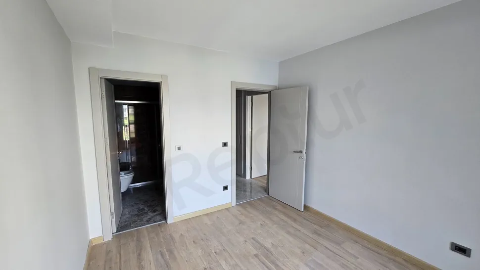 İstanbul Beylikdüzü'nde modern tasarımlı, geniş ve aydınlık yatak odası görseli.