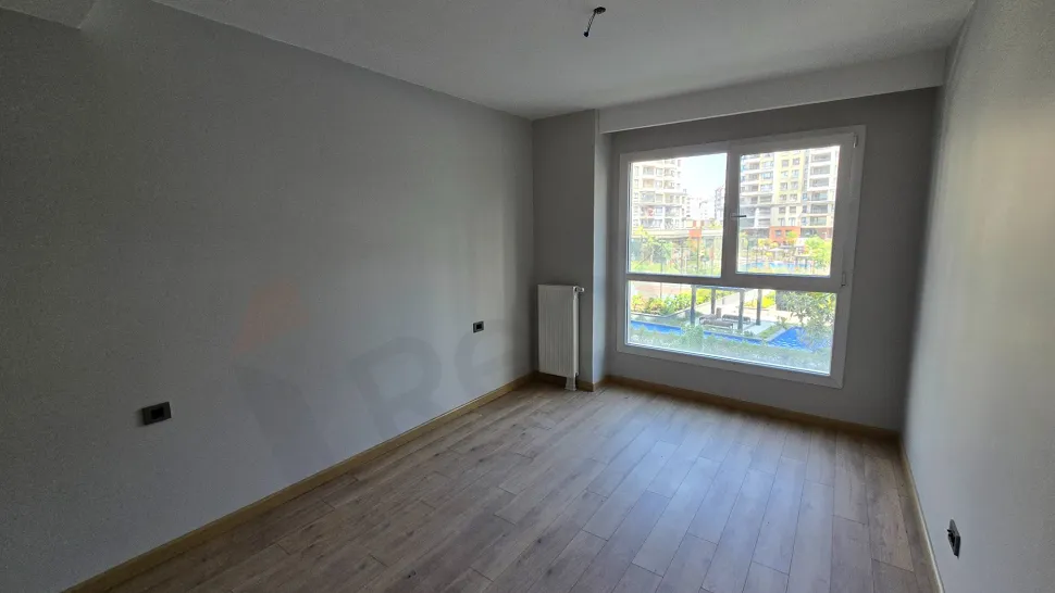 Yeni inşa edilmiş bir dubleks dairede yer alan, geniş ve gün ışığı alan modern yatak odası görseli.