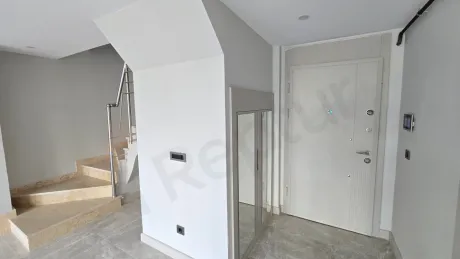 Beylikdüzü'nde bir dubleks dairenin iç kısmında yer alan modern tasarımlı merdiven yapısı.