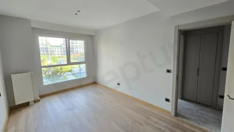 Beylikdüzü'ndeki lüks dubleks dairenin modern ve geniş pencereli aydınlık yatak odası görünümü.