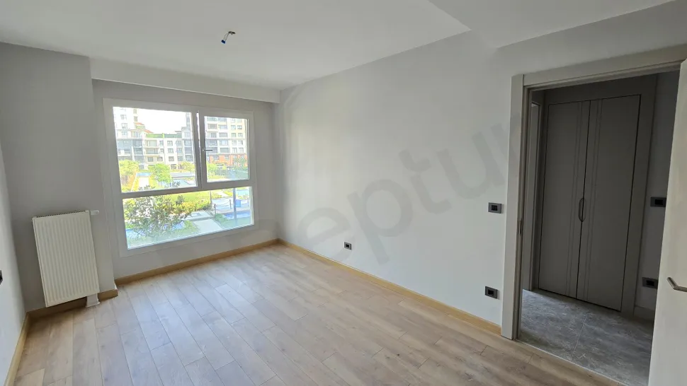 Beylikdüzü'ndeki lüks dubleks dairenin modern ve geniş pencereli aydınlık yatak odası görünümü.