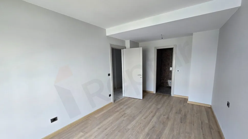 Modern tasarımlı, geniş ve ferah bir yatak odası görünümü.