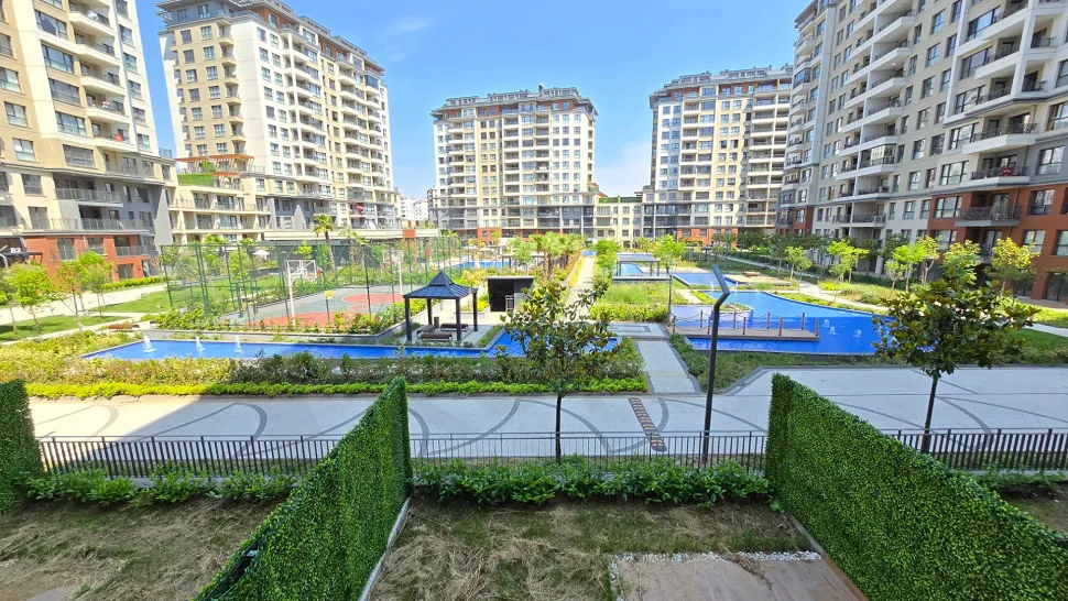 İstanbul Beylikdüzü'nde binaları ve şehir yerleşimini gösteren geniş açılı panoramik manzara.