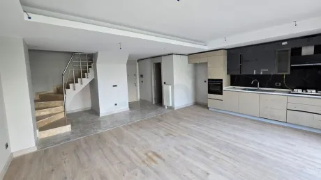 Beylikdüzü'nde modern mimariye sahip geniş ve aydınlık oturma odası alanı.