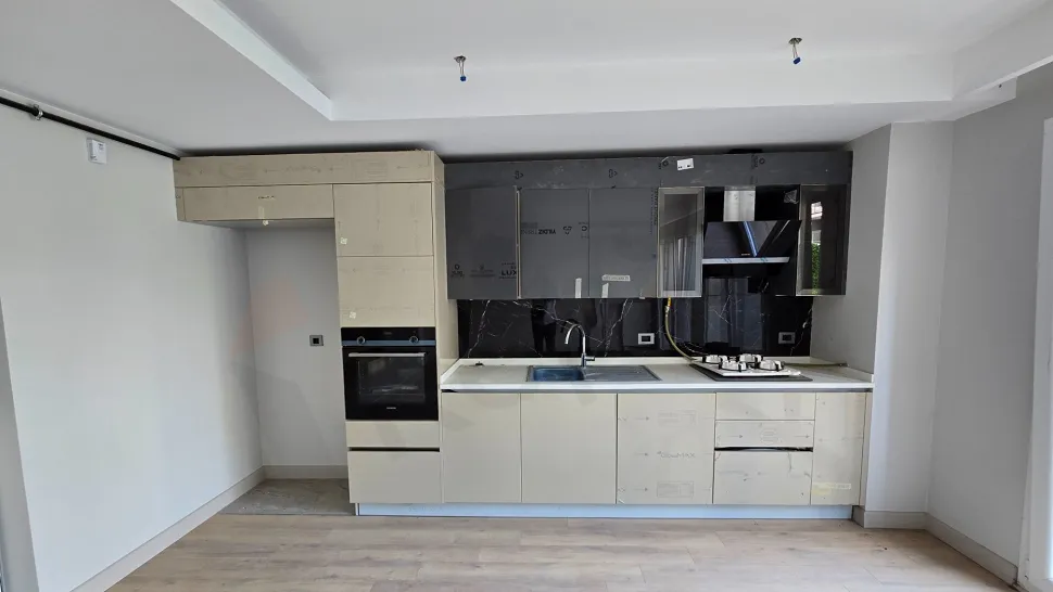 Modern tasarımlı, geniş ve aydınlık bir mutfak alanı.